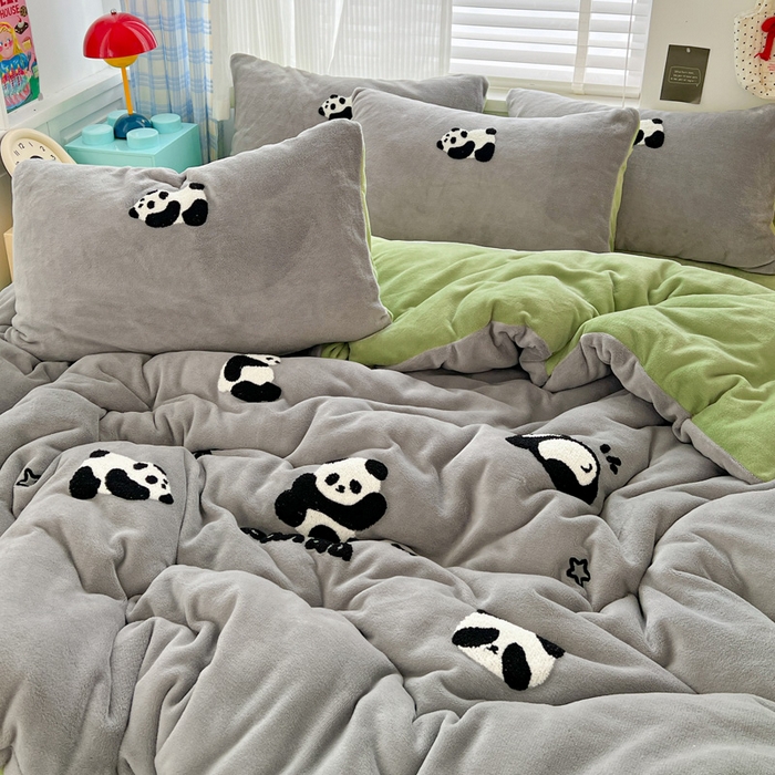 91家纺网 家纺一手货源 找家纺 一比一家纺 2025新款卡通毛巾绣牛奶绒四件套 胖胖熊灰