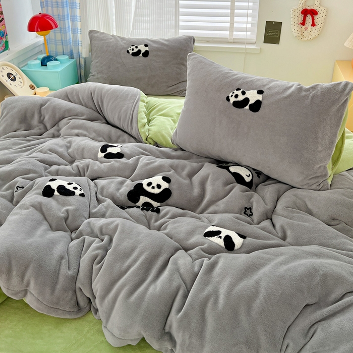 91家纺网 家纺一手货源 找家纺 一比一家纺 2025新款卡通毛巾绣牛奶绒四件套 胖胖熊灰