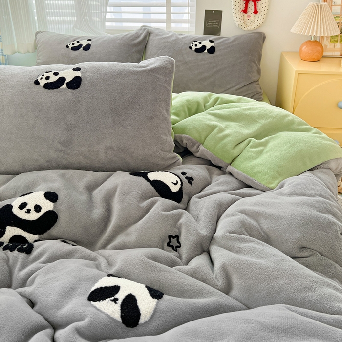 91家纺网 家纺一手货源 找家纺 一比一家纺 2025新款卡通毛巾绣牛奶绒四件套 胖胖熊灰