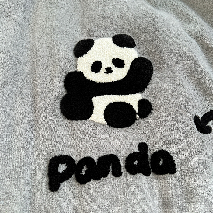 91家纺网 家纺一手货源 找家纺 一比一家纺 2025新款卡通毛巾绣牛奶绒四件套 胖胖熊灰