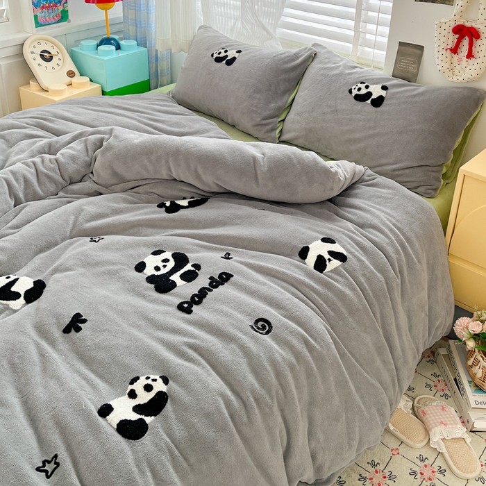 91家纺网 家纺一手货源 找家纺 一比一家纺 2025新款卡通毛巾绣牛奶绒四件套 胖胖熊灰