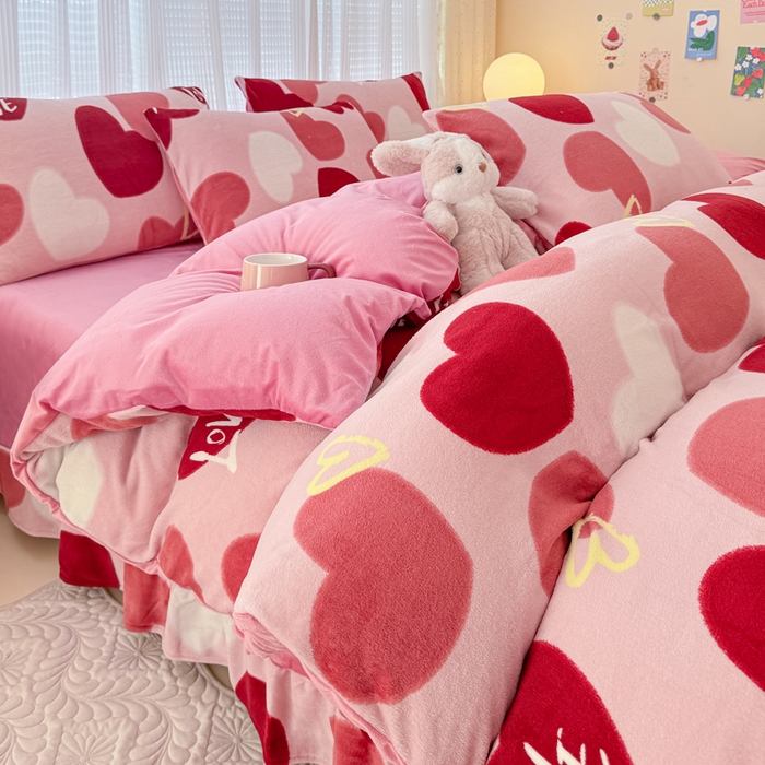 91家纺网 家纺一手货源 找家纺 仟网汇 2025新款直播热款跑量牛奶绒印花款四件套 红爱心