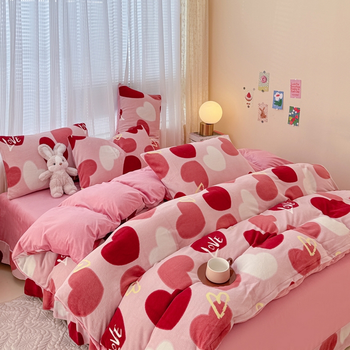 91家纺网 家纺一手货源 找家纺 仟网汇 2025新款直播热款跑量牛奶绒印花款四件套 红爱心