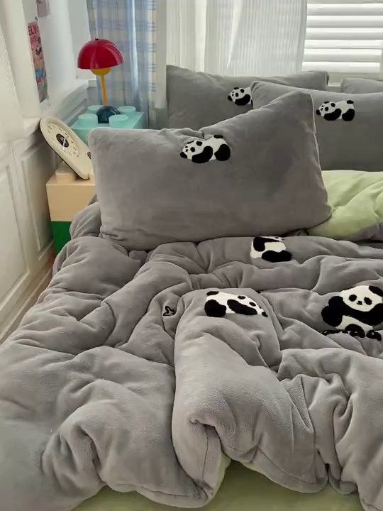 91家纺网 家纺一手货源 找家纺 一比一家纺 2025新款卡通毛巾绣牛奶绒四件套 胖胖熊灰