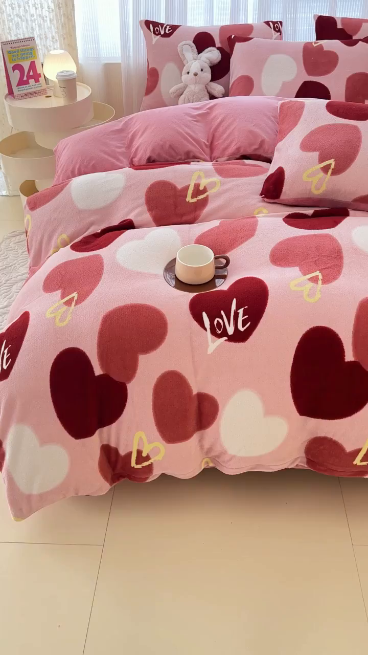 91家纺网 家纺一手货源 找家纺 仟网汇 2025新款直播热款跑量牛奶绒印花款四件套 红爱心