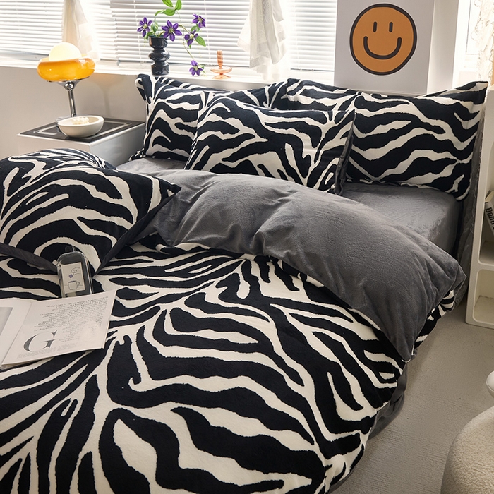 91家纺网 家纺一手货源 找家纺 仟网汇 2025新款直播热款跑量牛奶绒印花款四件套 斑马纹