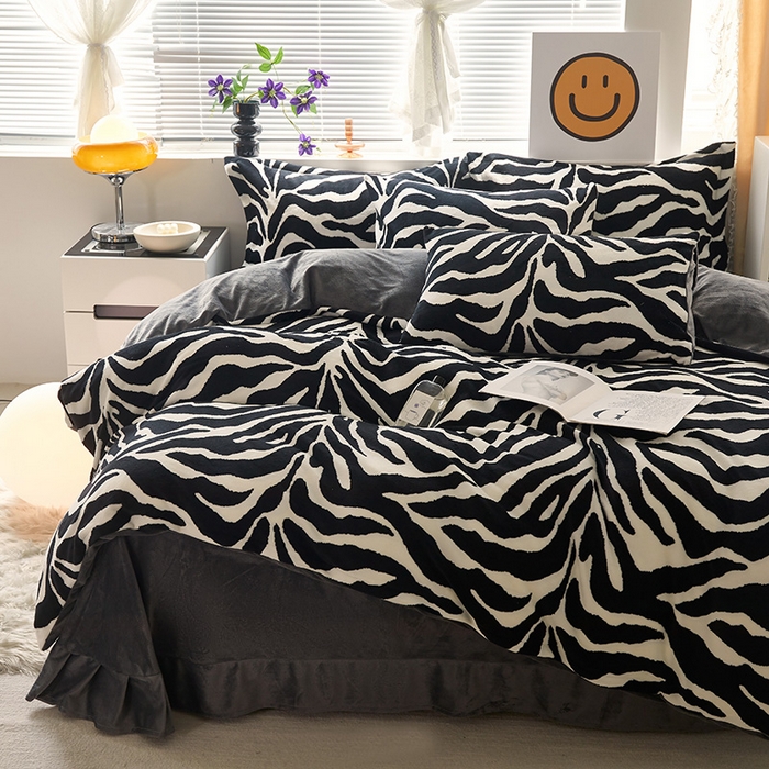 91家纺网 家纺一手货源 找家纺 仟网汇 2025新款直播热款跑量牛奶绒印花款四件套 斑马纹