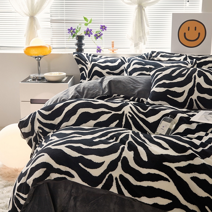 91家纺网 家纺一手货源 找家纺 仟网汇 2025新款直播热款跑量牛奶绒印花款四件套 斑马纹