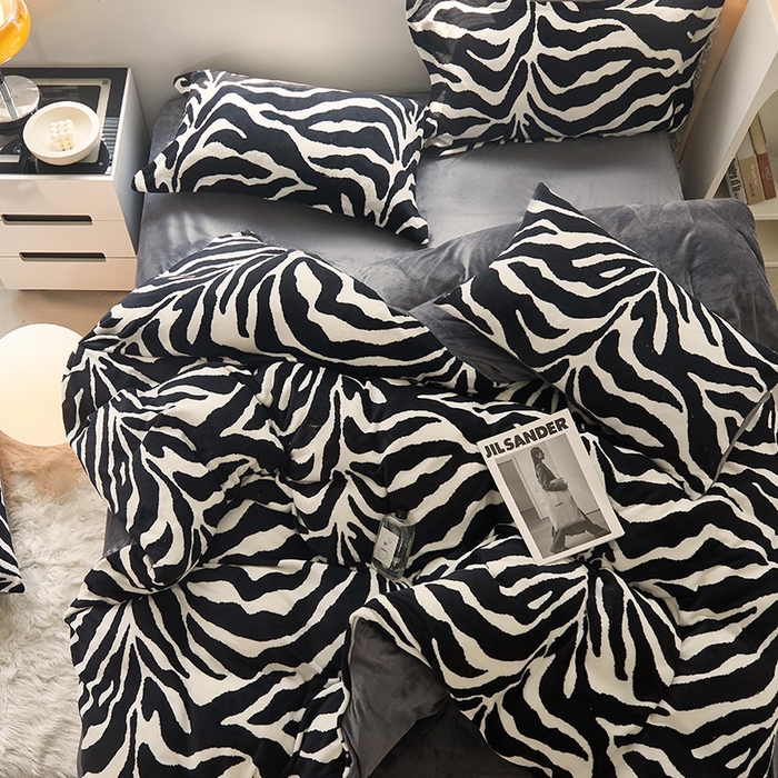 91家纺网 家纺一手货源 找家纺 仟网汇 2025新款直播热款跑量牛奶绒印花款四件套 斑马纹