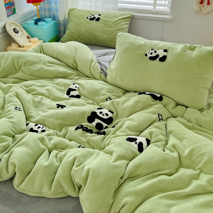 91家纺网 家纺一手货源 找家纺 一比一家纺 2025新款卡通毛巾绣牛奶绒四件套 胖胖熊绿