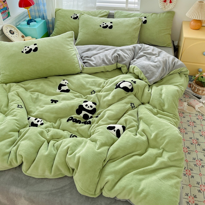 91家纺网 家纺一手货源 找家纺 一比一家纺 2025新款卡通毛巾绣牛奶绒四件套 胖胖熊绿