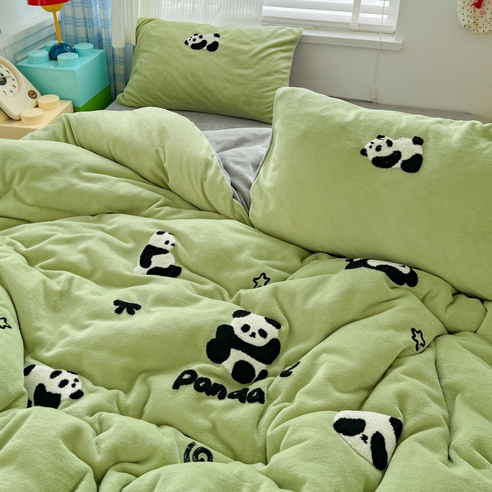 91家纺网 家纺一手货源 找家纺 一比一家纺 2025新款卡通毛巾绣牛奶绒四件套 胖胖熊绿