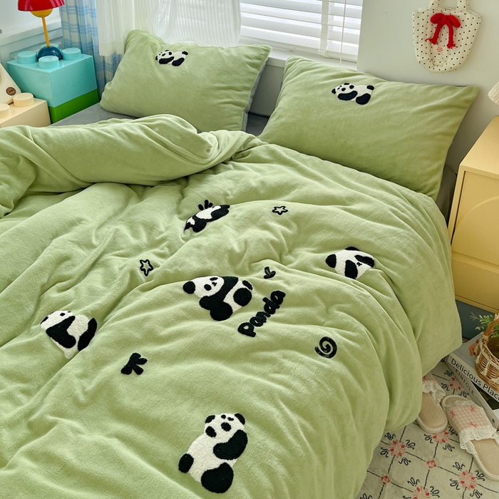 91家纺网 家纺一手货源 找家纺 一比一家纺 2025新款卡通毛巾绣牛奶绒四件套 胖胖熊绿