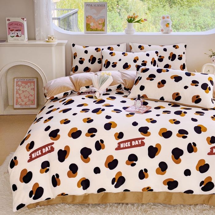 91家纺网 家纺一手货源 找家纺 仟网汇 2025新款直播热款跑量牛奶绒印花款四件套 豹纹咖