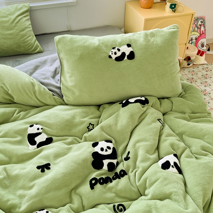 91家纺网 家纺一手货源 找家纺 一比一家纺 2025新款卡通毛巾绣牛奶绒四件套 胖胖熊绿