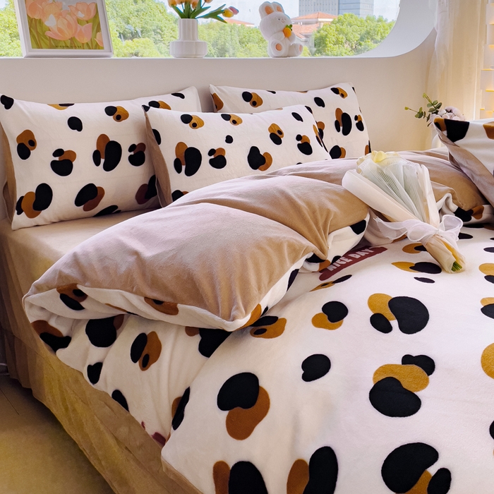 91家纺网 家纺一手货源 找家纺 仟网汇 2025新款直播热款跑量牛奶绒印花款四件套 豹纹咖