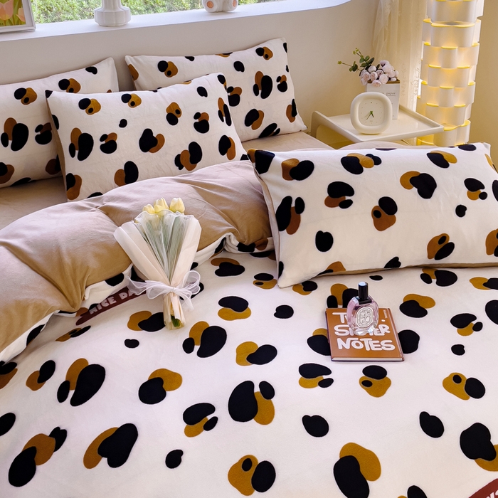 91家纺网 家纺一手货源 找家纺 仟网汇 2025新款直播热款跑量牛奶绒印花款四件套 豹纹咖