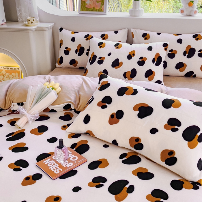 91家纺网 家纺一手货源 找家纺 仟网汇 2025新款直播热款跑量牛奶绒印花款四件套 豹纹咖