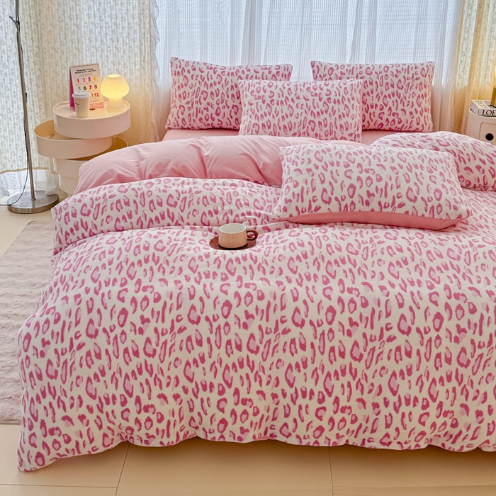 91家纺网 家纺一手货源 找家纺 仟网汇 2025新款直播热款跑量牛奶绒印花款四件套 粉豹纹