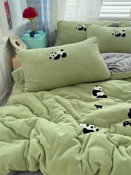 91家纺网 家纺一手货源 找家纺 一比一家纺 2025新款卡通毛巾绣牛奶绒四件套 胖胖熊绿
