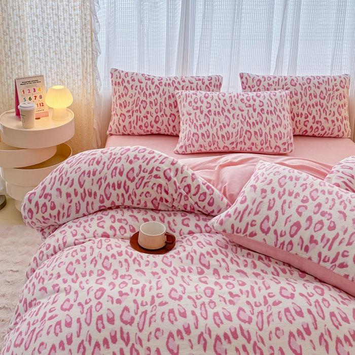 91家纺网 家纺一手货源 找家纺 仟网汇 2025新款直播热款跑量牛奶绒印花款四件套 粉豹纹