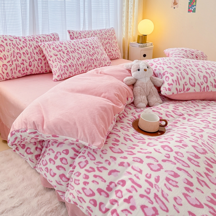 91家纺网 家纺一手货源 找家纺 仟网汇 2025新款直播热款跑量牛奶绒印花款四件套 粉豹纹