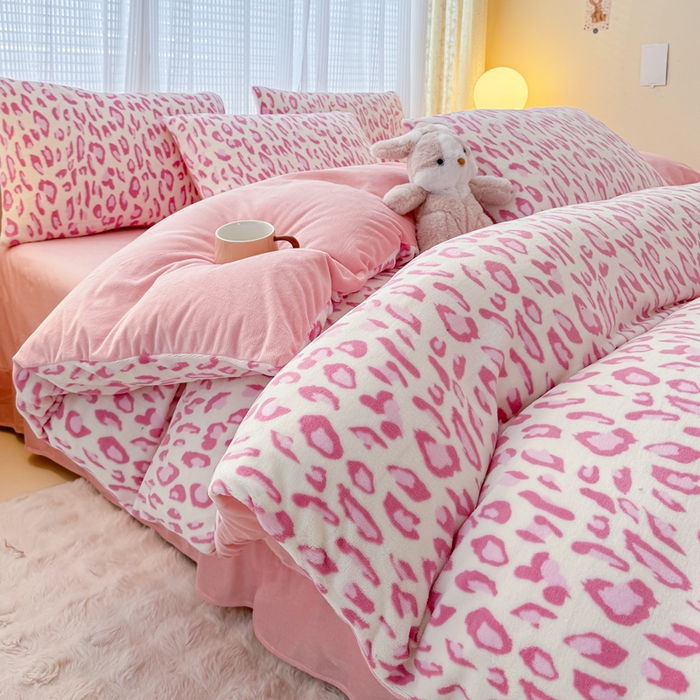 91家纺网 家纺一手货源 找家纺 仟网汇 2025新款直播热款跑量牛奶绒印花款四件套 粉豹纹