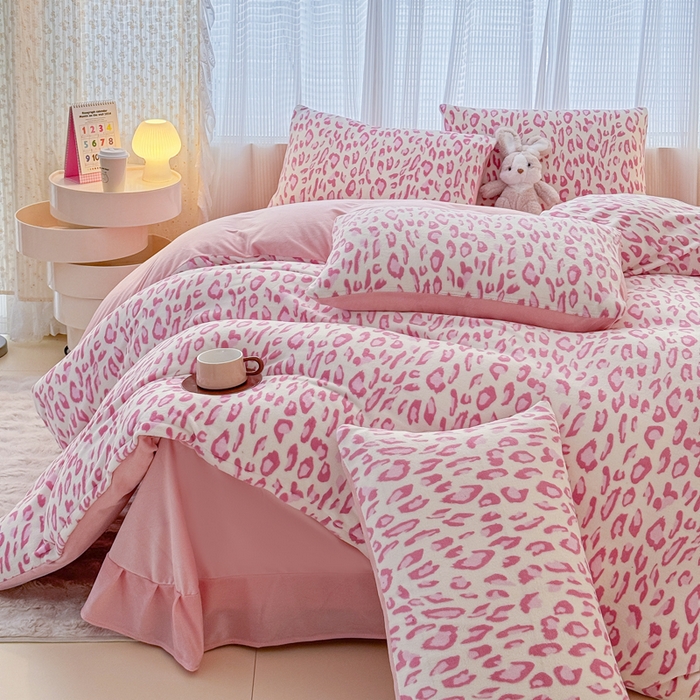 91家纺网 家纺一手货源 找家纺 仟网汇 2025新款直播热款跑量牛奶绒印花款四件套 粉豹纹