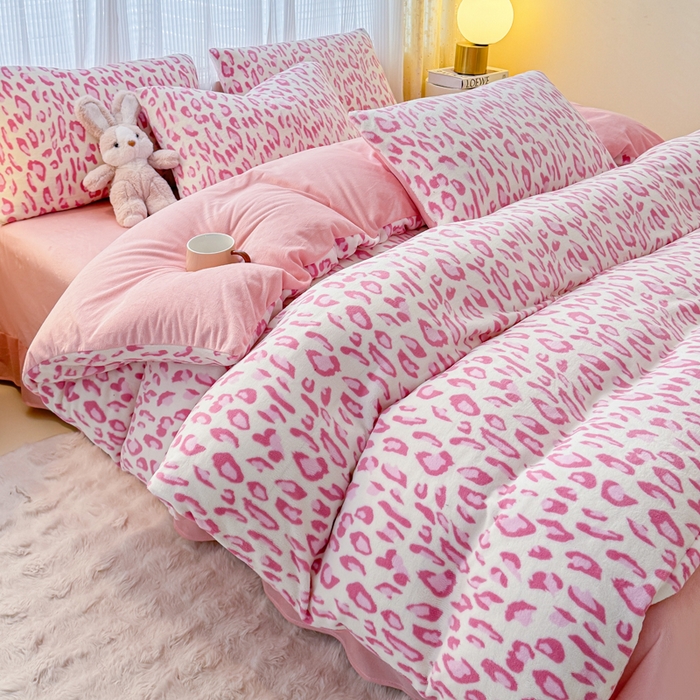 91家纺网 家纺一手货源 找家纺 仟网汇 2025新款直播热款跑量牛奶绒印花款四件套 粉豹纹