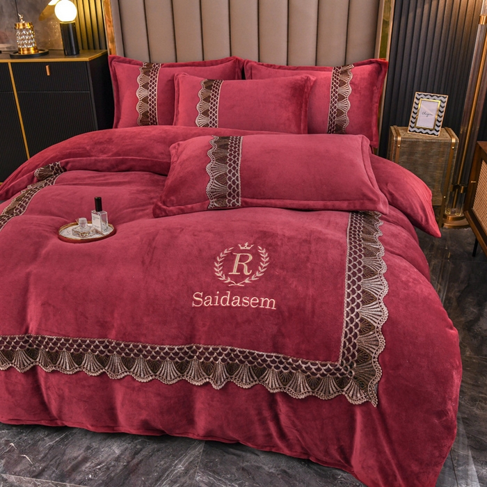 91家纺网 家纺一手货源 找家纺 仟网汇 2025热款轻奢贵族风蕾丝立体刺绣高克重牛奶绒四件套金貂绒法莱绒 深酒红
