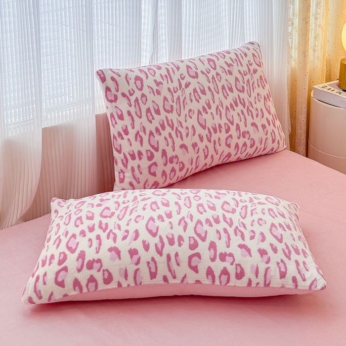 91家纺网 家纺一手货源 找家纺 仟网汇 2025新款直播热款跑量牛奶绒印花款四件套 粉豹纹