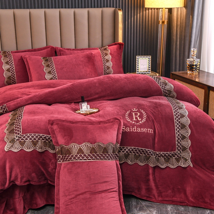 91家纺网 家纺一手货源 找家纺 仟网汇 2025热款轻奢贵族风蕾丝立体刺绣高克重牛奶绒四件套金貂绒法莱绒 深酒红