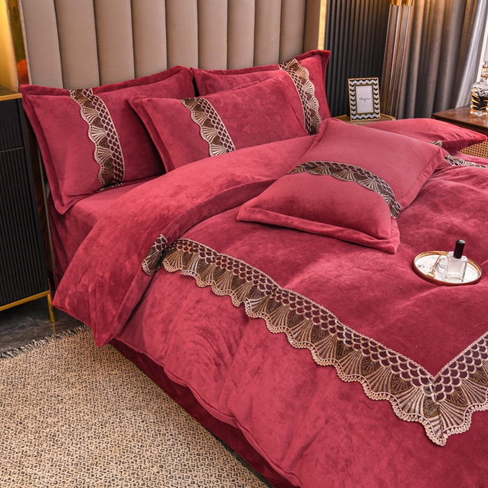 91家纺网 家纺一手货源 找家纺 仟网汇 2025热款轻奢贵族风蕾丝立体刺绣高克重牛奶绒四件套金貂绒法莱绒 深酒红