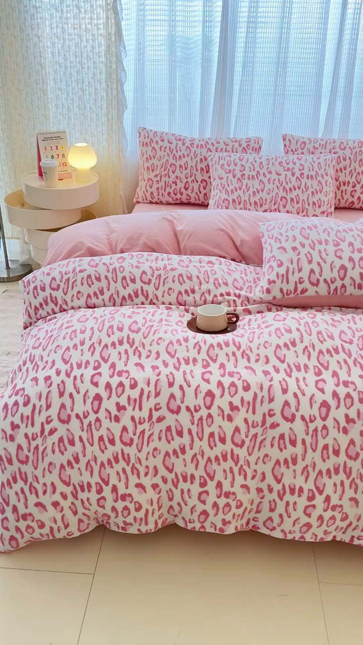 91家纺网 家纺一手货源 找家纺 仟网汇 2025新款直播热款跑量牛奶绒印花款四件套 粉豹纹