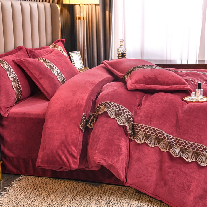91家纺网 家纺一手货源 找家纺 仟网汇 2025热款轻奢贵族风蕾丝立体刺绣高克重牛奶绒四件套金貂绒法莱绒 深酒红