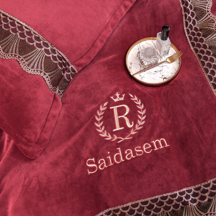 91家纺网 家纺一手货源 找家纺 仟网汇 2025热款轻奢贵族风蕾丝立体刺绣高克重牛奶绒四件套金貂绒法莱绒 深酒红