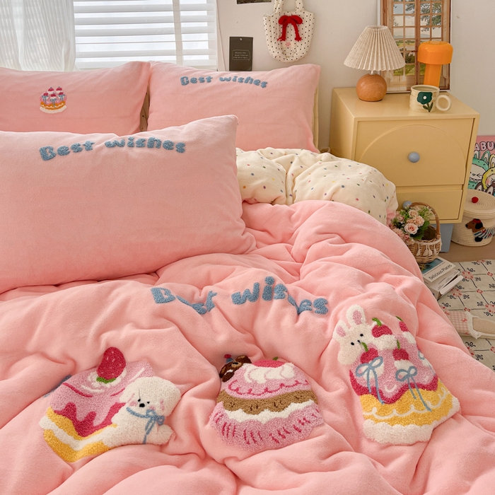 91家纺网 家纺一手货源 找家纺 一比一家纺 2025新款卡通毛巾绣牛奶绒四件套 甜心奶酪