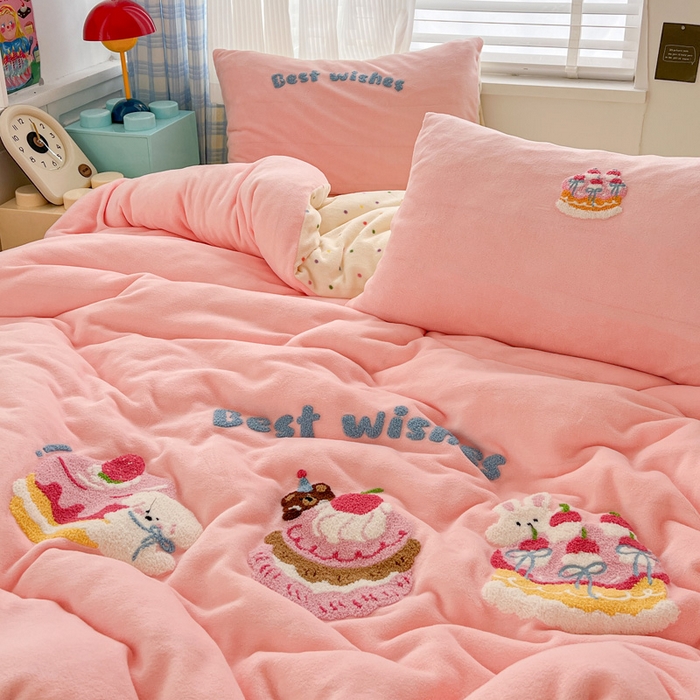 91家纺网 家纺一手货源 找家纺 一比一家纺 2025新款卡通毛巾绣牛奶绒四件套 甜心奶酪