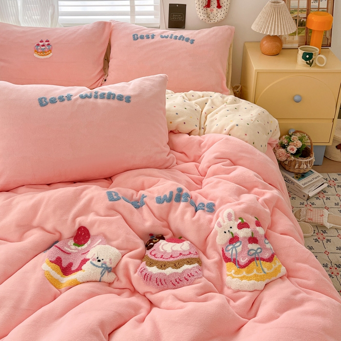 91家纺网 家纺一手货源 找家纺 一比一家纺 2025新款卡通毛巾绣牛奶绒四件套 甜心奶酪