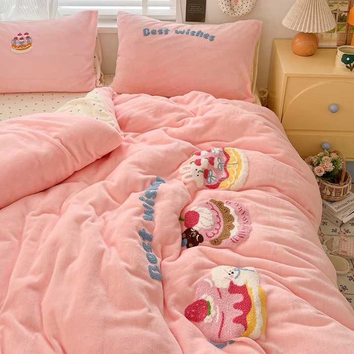 91家纺网 家纺一手货源 找家纺 一比一家纺 2025新款卡通毛巾绣牛奶绒四件套 甜心奶酪