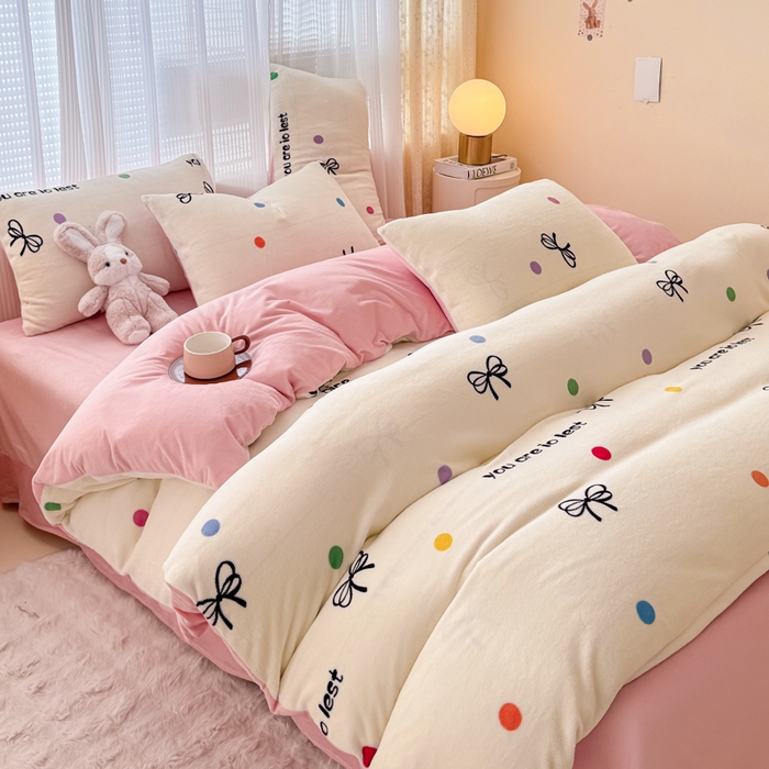 91家纺网 家纺一手货源 找家纺 仟网汇 2025新款直播热款跑量牛奶绒印花款四件套 蝴蝶结