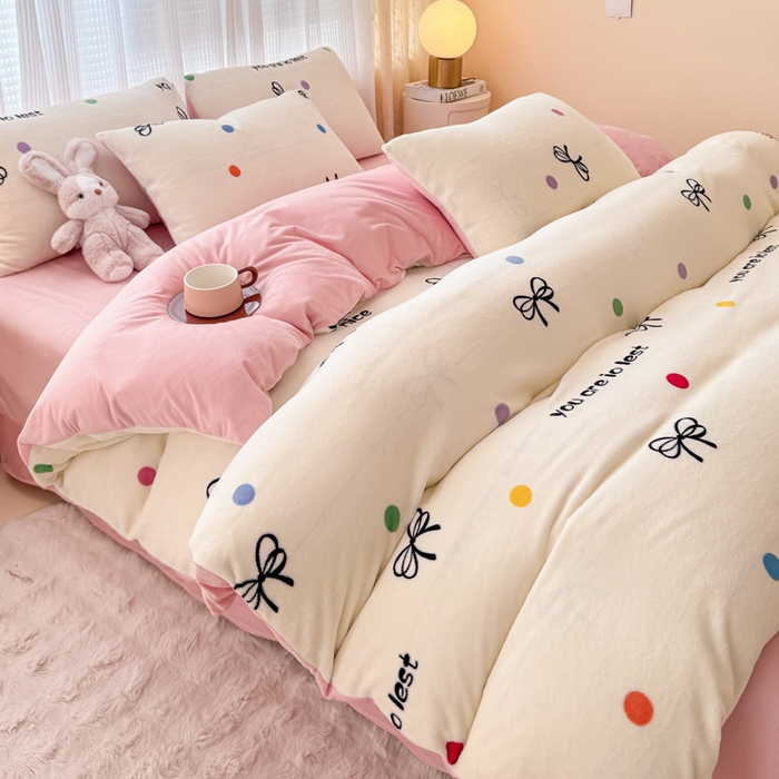 91家纺网 家纺一手货源 找家纺 仟网汇 2025新款直播热款跑量牛奶绒印花款四件套 蝴蝶结