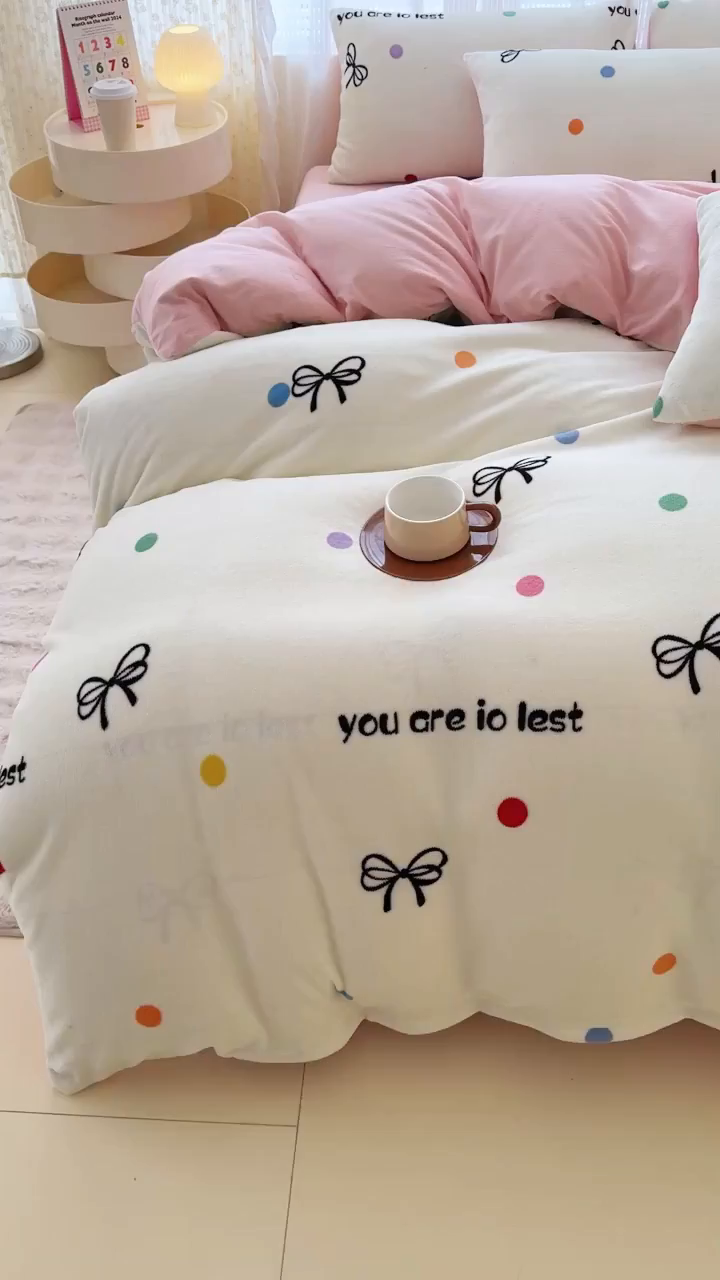 91家纺网 家纺一手货源 找家纺 仟网汇 2025新款直播热款跑量牛奶绒印花款四件套 蝴蝶结