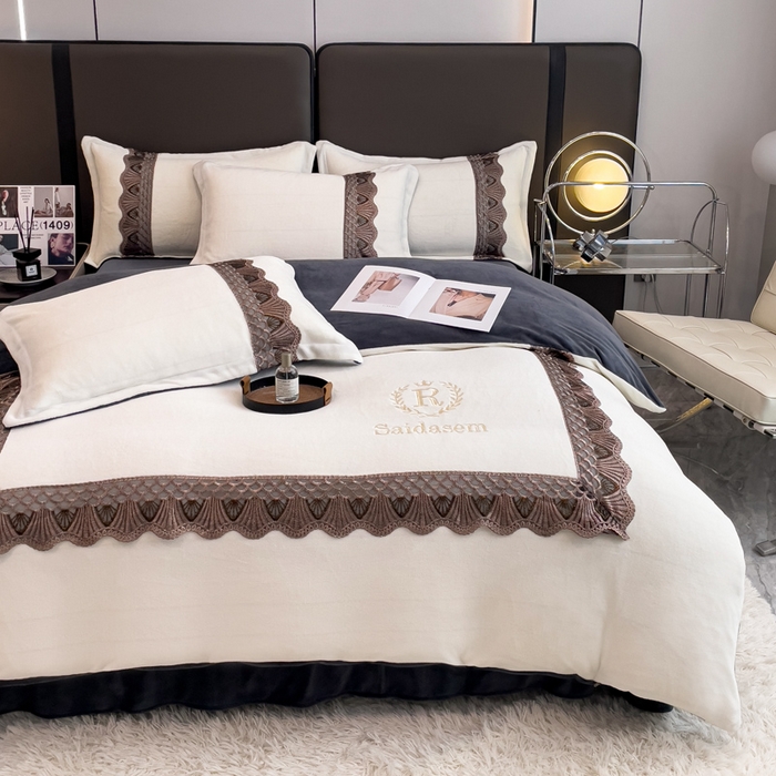 91家纺网 家纺一手货源 找家纺 仟网汇 2025热款轻奢贵族风蕾丝立体刺绣高克重牛奶绒四件套金貂绒法莱绒 白加灰