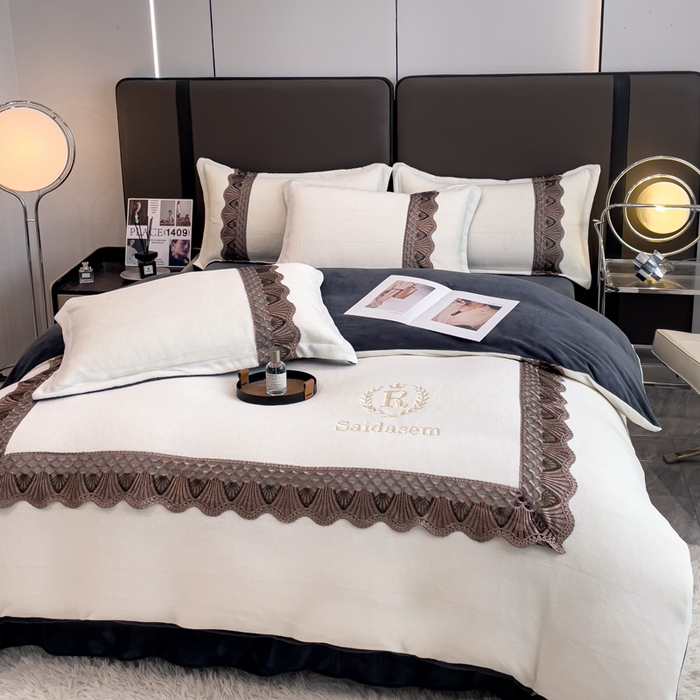 91家纺网 家纺一手货源 找家纺 仟网汇 2025热款轻奢贵族风蕾丝立体刺绣高克重牛奶绒四件套金貂绒法莱绒 白加灰