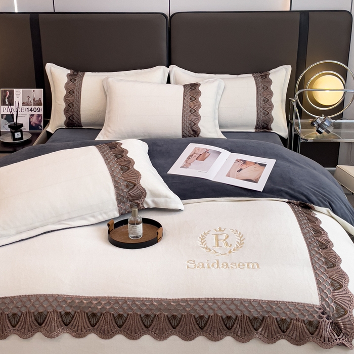 91家纺网 家纺一手货源 找家纺 仟网汇 2025热款轻奢贵族风蕾丝立体刺绣高克重牛奶绒四件套金貂绒法莱绒 白加灰