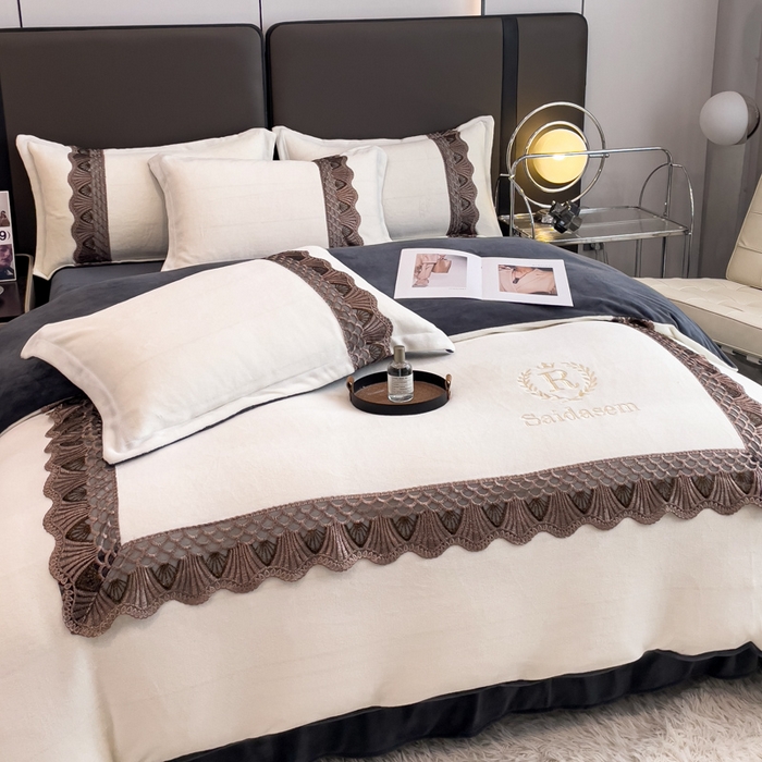 91家纺网 家纺一手货源 找家纺 仟网汇 2025热款轻奢贵族风蕾丝立体刺绣高克重牛奶绒四件套金貂绒法莱绒 白加灰