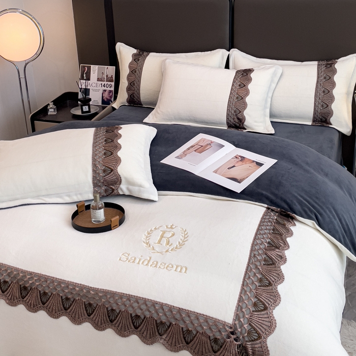 91家纺网 家纺一手货源 找家纺 仟网汇 2025热款轻奢贵族风蕾丝立体刺绣高克重牛奶绒四件套金貂绒法莱绒 白加灰