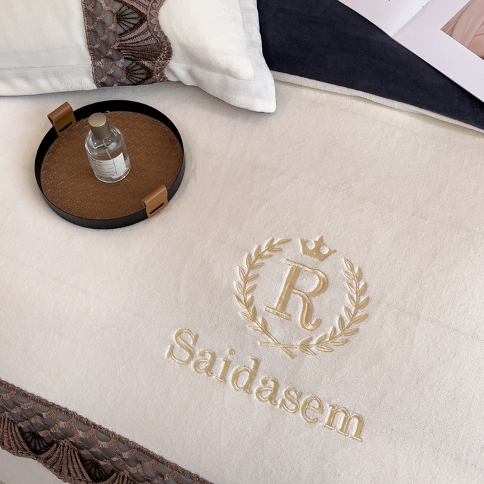 91家纺网 家纺一手货源 找家纺 仟网汇 2025热款轻奢贵族风蕾丝立体刺绣高克重牛奶绒四件套金貂绒法莱绒 白加灰