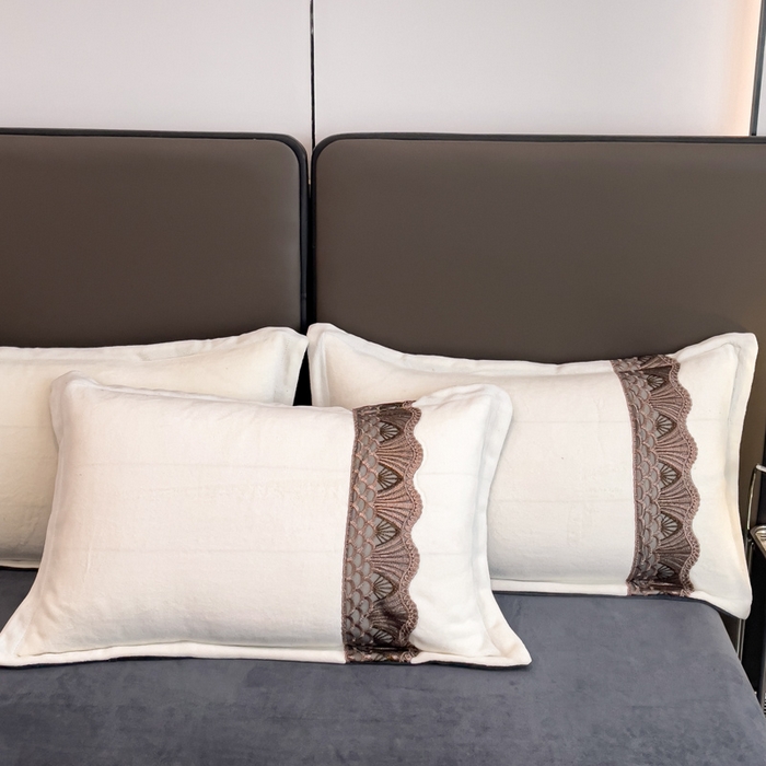 91家纺网 家纺一手货源 找家纺 仟网汇 2025热款轻奢贵族风蕾丝立体刺绣高克重牛奶绒四件套金貂绒法莱绒 白加灰